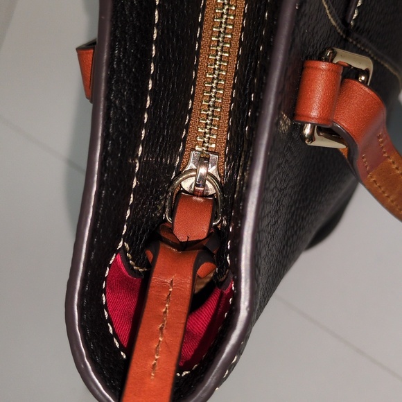 Pebbled Black Dooney & Bourke Learher Tote Red Lining - Picture 15 of 17